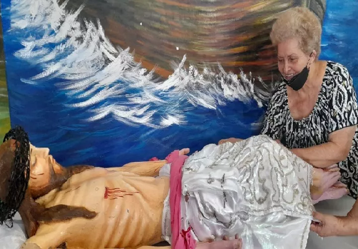 Durante los días de la Semana Santa, Diana Brugiati destina parte de su tiempo en la restauración de las imágenes que son usadas durante las diferentes celebraciones que se realizan en la parroquia. Foto. José Vásquez
