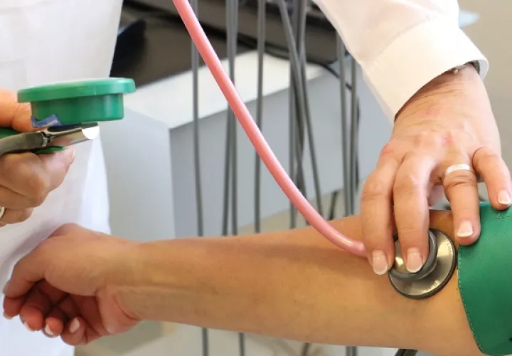 La hipertensión es un grave problema de salud pública porque cada año más personas la padecen.
