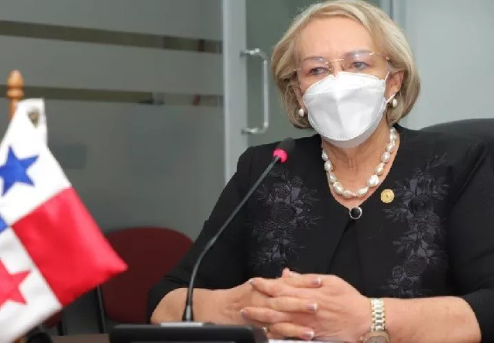 Rectora habla de la reelección. Foto: Archivos