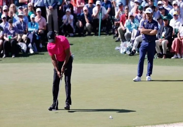 Tiger Woods  en el hoyo 18 del Masters de Augusta. Foto:EFE