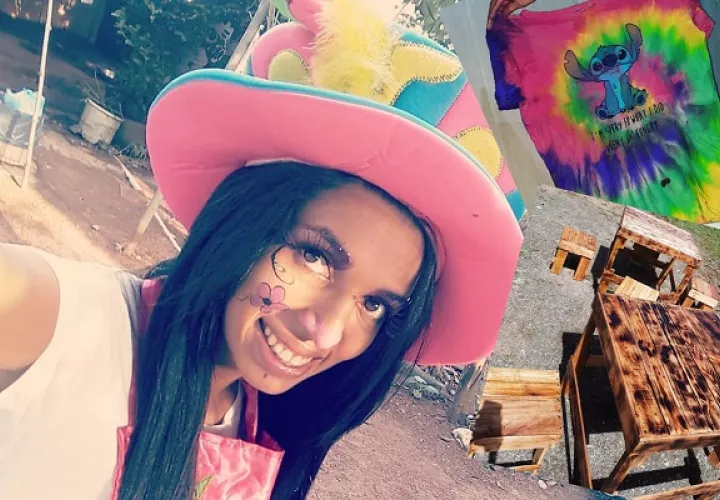 Yaris Jiménez y parte de los artículos que elaboraba. Foto: Redes sociales