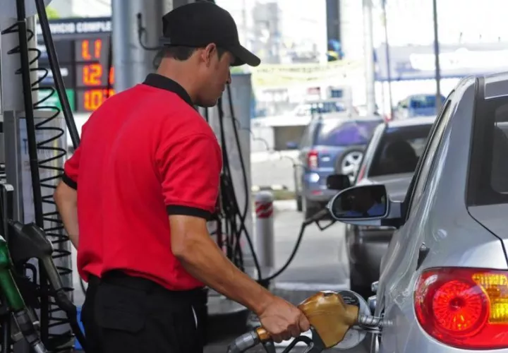 Gobierno estabilizó el precio del combustible para el transporte público, comercial y agrícola. Foto: Archivos