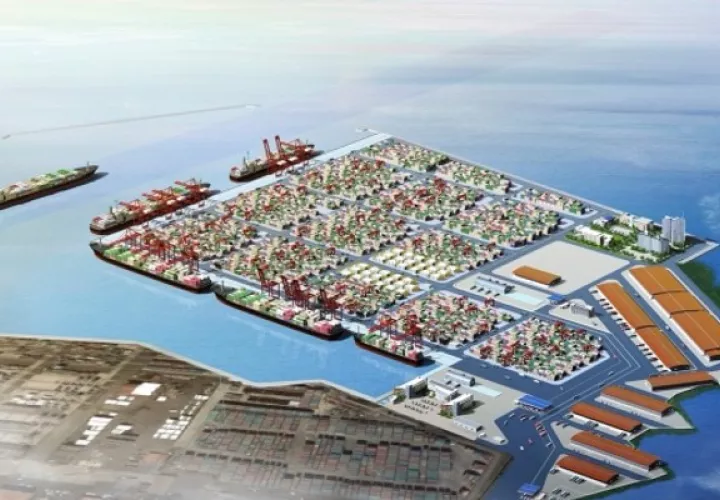 NMG en conjunto con TiL se encargará de la gestión y supervisión de las operaciones de la moderna terminal de transbordo. Foto: Bloomberg