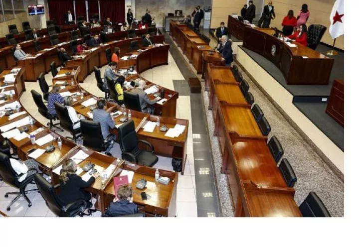 Comisión de Presupuesto aprueba traslados de partida y créditos adicionales para compra de insumos, pagos atrasados y mantenimiento de equipos.