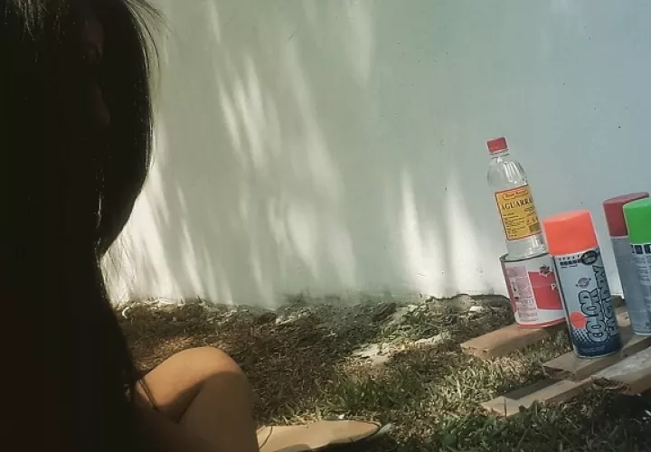 Yaris Jiménez y parte de los artículos que elaboraba. Foto: Redes sociales