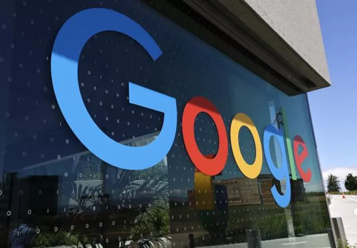 Vista del logo de Google en el campus Bay View decMountain View, California.