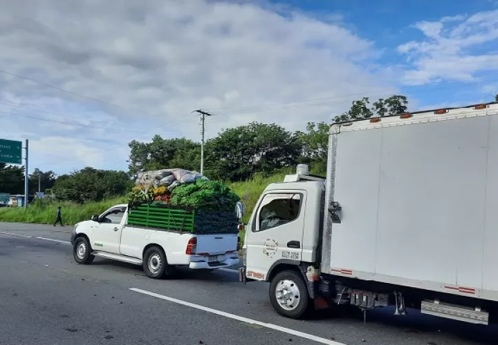 Los transportistas de carga han perdido sus productos durante el cierre de vías. Foto. José Vásquez