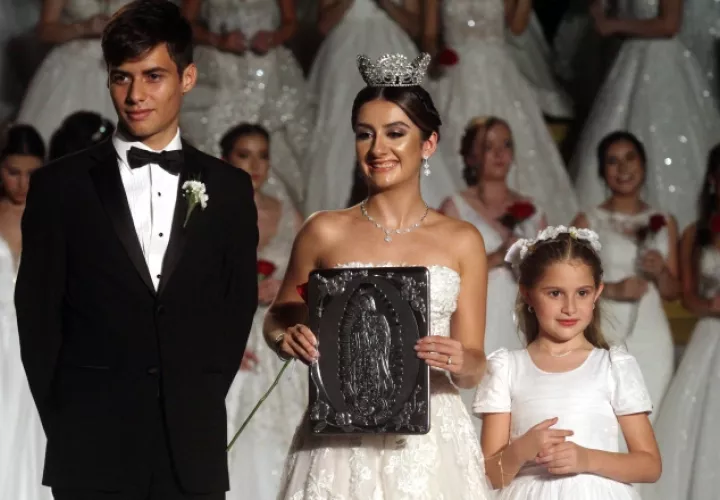La corona se la llevó la señorita María Victoria Arias Pérez. Estuvo acompañada de Daniel Ignacio Pérez Fábrega y la damita, Olivia Fábrega Suriol. Foto: Víctor  Arosemena
