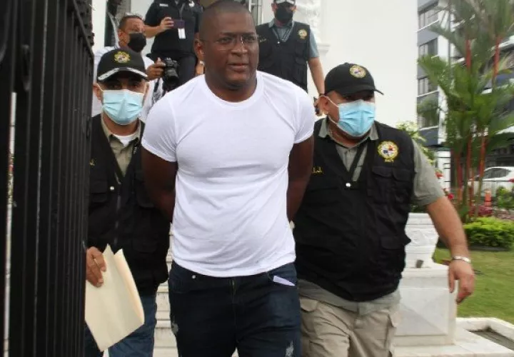 Manuel Murillo, se entregó en horas del mediodía del jueves en las instalaciones de la Procuraduria General de la Nación. Foto. Víctor Arosemena