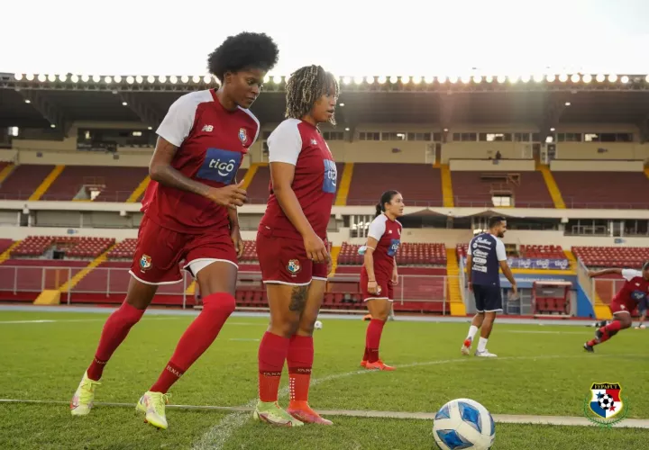 Natalia Mills (izq.) se encuentra lesionada. Foto. Fepafut