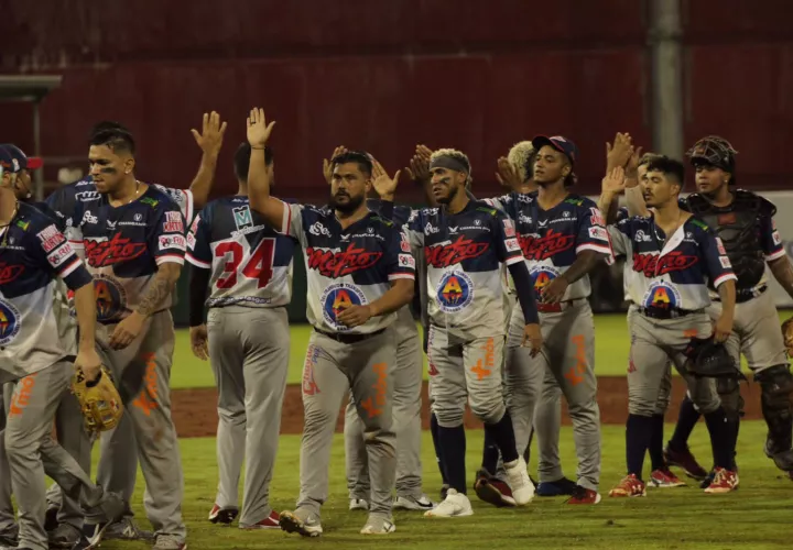 Jugadores de Panamá Metro festejan el triunfo contra Chiriquí. Foto: Fedebeis