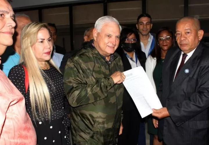 Ricardo Martinelli acudió al Tribunal Electoral junto a un grupo de simpatizante. Víctor Arosemena