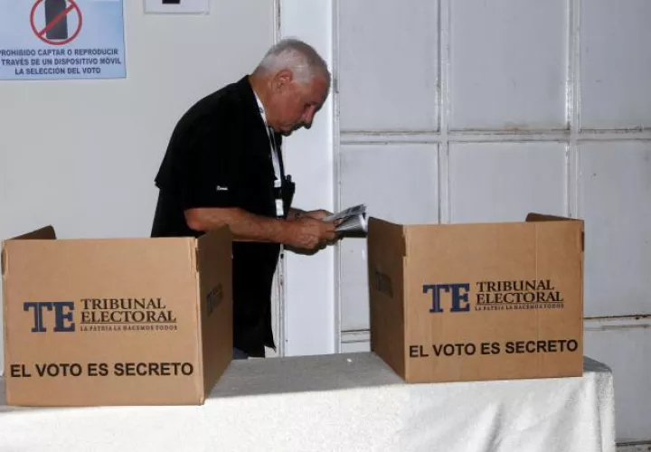 Ricardo Martinelli, presidente del Partido Realizando Metas ejerciendo su voto. Víctor Arosemena.