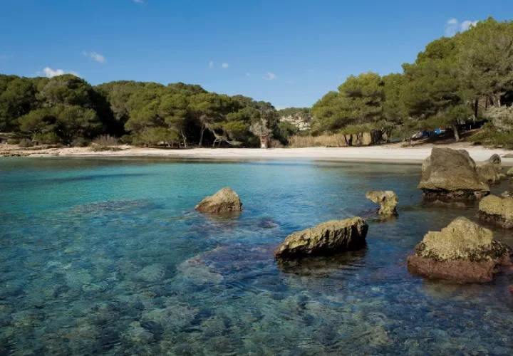 Vista de la playa de la Cala Macarella, Mahón.  EFE/David Arquimbau