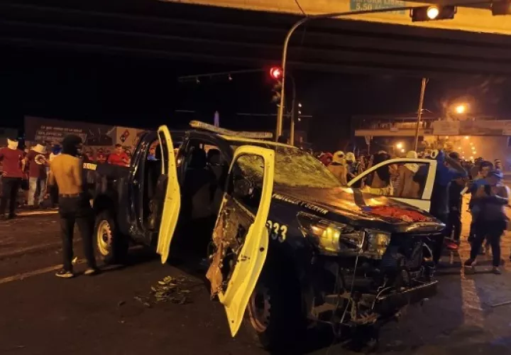 Los manifestantes se apropiaron de un patrulla de la Policía y procedieron a vandalizarlo. Foto: Melquiadez Vásquez
