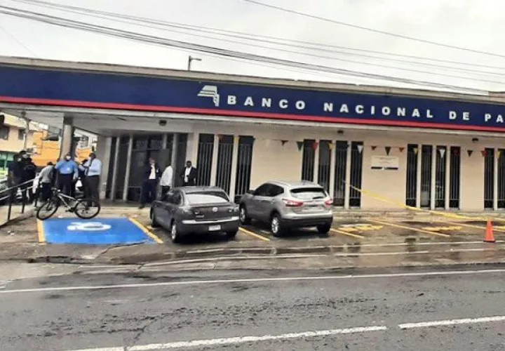 La sucursal se mantiene cerrada mientras avanzan las investigaciones. Foto: Cortesía