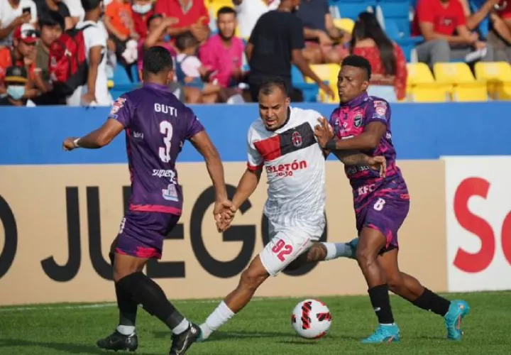 El brasileño Dwann Oliveira del Sporting conduce el balón, ante el acecho de Jorge Gutiérrez (izq.) y Víctor Medina (der.) del Tauro. Foto: @sportingsmfc
