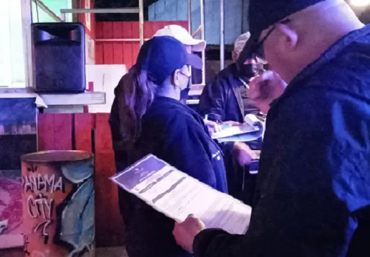 Iván Ivaldi, director de Administración de Justicia, informó que durante el operativo se procedió a cerrar temporalmente unos locales cuyo propietario ha evadido cuatro citaciones anterior. Foto. Eric Montenegro