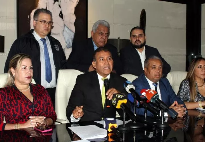 El abogado Sidney Sittón, ayer en conferencia de prensa junto con el equipo de defensa de Ricardo Martinelli. Víctor Arosemena