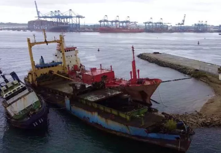 Ambientalistas han cuestionado la forma y el lugar donde se esta haciendo el desmantelamiento de estos barcos.  Víctor Arosemena
