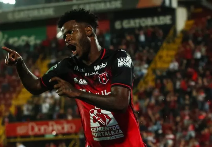 Freddy Góndola anotó en el triunfo de Alajuelense. Foto: Twitter
