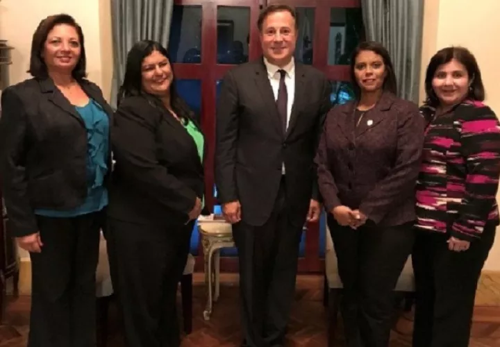 Fiscales Vielka Broce, Tania Sterling, Juan Carlos Varela, Zuleyka Moore y Ruth Morcillo en la Presidencia de la República. Archivo