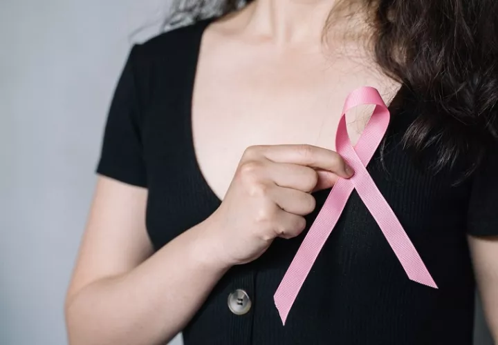 Es un cáncer que puede tener los mismos signos y síntomas  que otros tipos comunes de cáncer de mama. Foto: Pexels