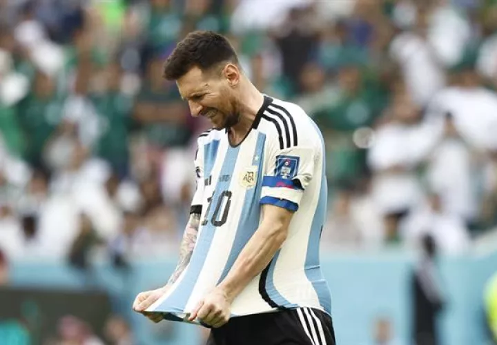 Lionel Messi se lamenta en el partido contra Arabia Saudí, de la primera jornada de la fase de grupos del Mundial de Qatar. EFE
