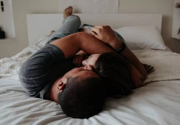 Si la mujer tiene orgasmos sola y por tanto sabe cómo conseguirlos, lo mejor es comunicarlo a la pareja. Foto: Pixabay