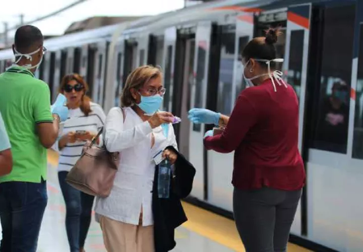 En el transporte público, como el metro, el uso de la mascarilla sigue siendo obligatorio. Foto: Archivo