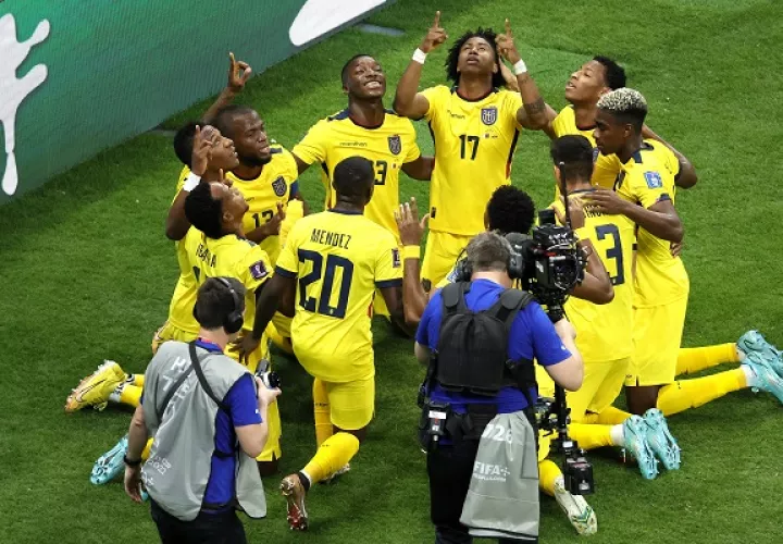 Jugadores de Ecuador festejan uno de sus goles. Foto: EFE