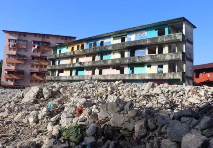 Los trabajos de demolición de los cinco viejos edificios en San Miguel por 860 mil dólares. Foto: Cortesía Miviot