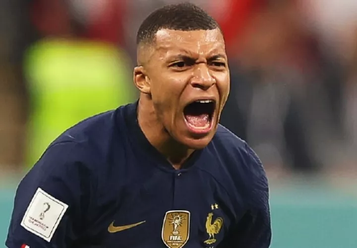 Kylian Mbappé (cent.) figura del equipo francés. Foto:EFE