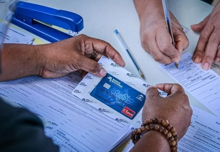 Depositan PASE-U a estudiantes de noveno y duodécimo grado. Foto: Archivo