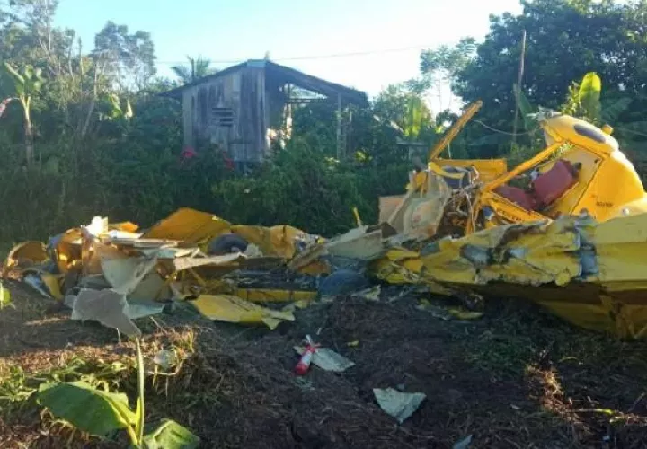 Los pilotos de ambos aeronaves fueron asistidos por el Cuerpo de Bomberos del área. Foto. Cortesía