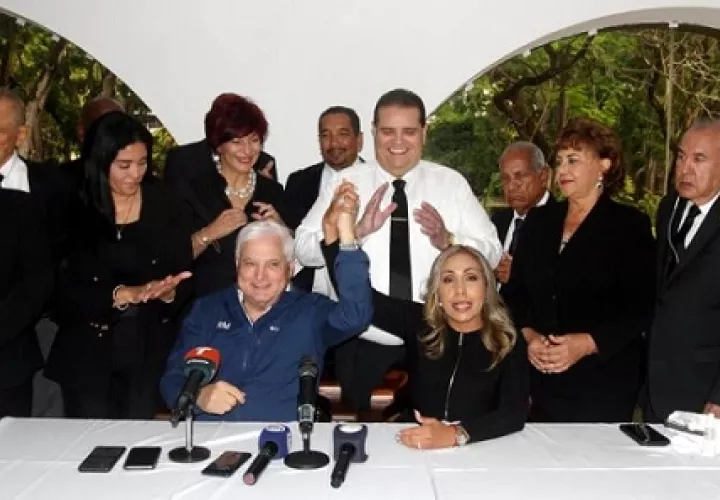 Ricardo Martinelli y Yanibel Ábrego junto a un grupo de los diputados de las bancadas de RM y CD. Víctor Arosemena.