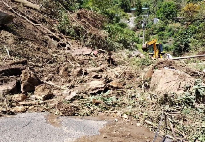 Esta carretera es utilizada por una gran cantidad de productores de hortalizas y café, quienes se trasladan a los mercados nacionales para su comercialización su mercancía. Foto. José Vásquez