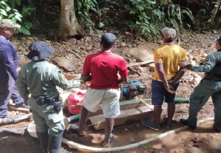 Estas dos personas fueron conducidas a la Fiscalía Ambiental del Ministerio Público, por la práctica de minería ilegal. Foto. MiAmbiente
