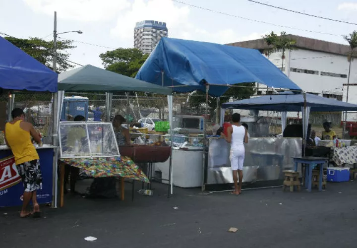 Los comerciantes han solicitado a las autoridades una mejor distribución de los puestos a lo largo de la ruta del carnaval  para garantizar ganancias. Foto: Archivos