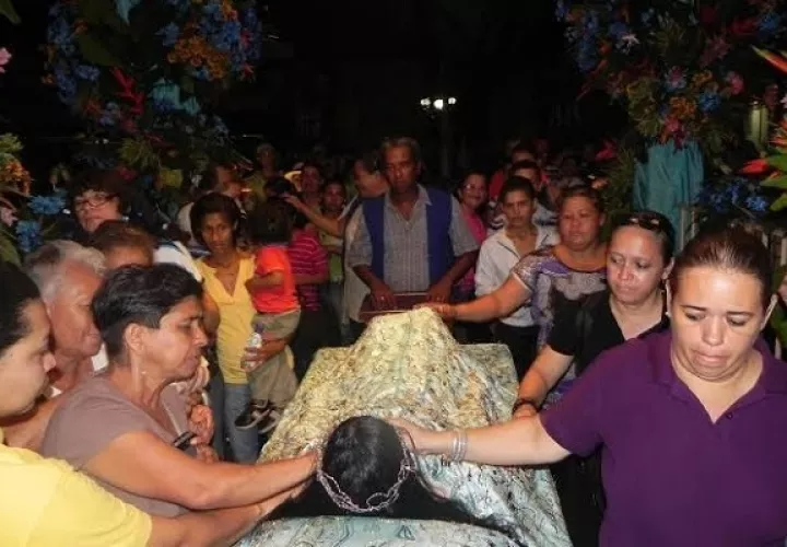 Los fieles llegan hasta Alanje caminando desde diferentes puntos como algo tradicional y otros lo hacen para agradecer o pagar las mandas al Santo Cristo. Foto Archivo
