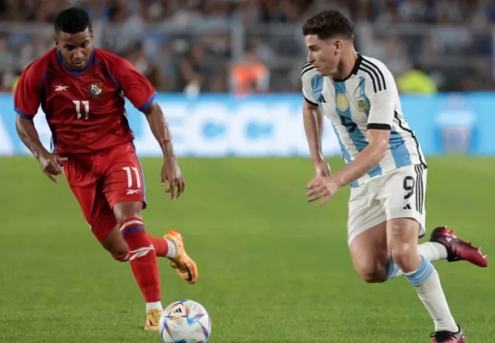 José Murillo de Panamá marca a Julián Álvarez de Argentina durante el juego amistoso. Foto: EFE