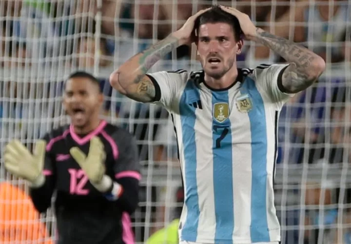 Rodrigo De Paul de Argentina se lamenta, en el fondo el portero José Guerra de Panamá. Foto:EFE