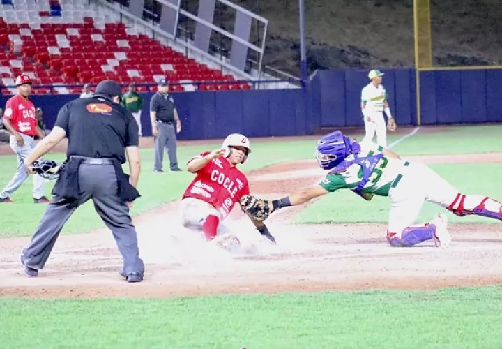 Coclé venció a Panamá Oeste en el béisbol juvenil. Foto: Fedebeis