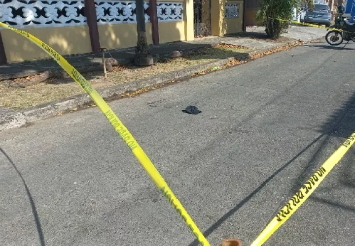 Se informó que en la escena quedó tirada una gorra, color negra y un proveedor de arma de fuego. Foto. Diomedes Sánchez