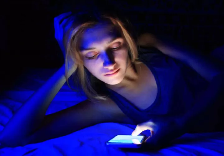 Una alta exposición a la luz azul es dañina para la salud. Foto: Ilustrativa / Pexels