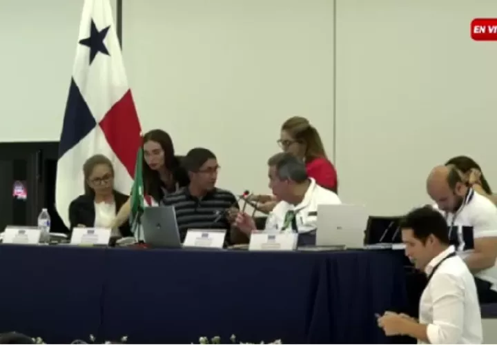 A las 11:00 p.m. se suspendió el escrutinio, este domingo. Foto: Internet