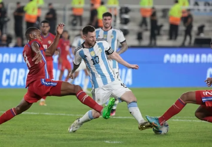 Messi de Argentina conduce el balón ante la marca de Edgardo Fariña  e Iván Anderson de Panamá durante el juego amistoso. Foto: EFE 