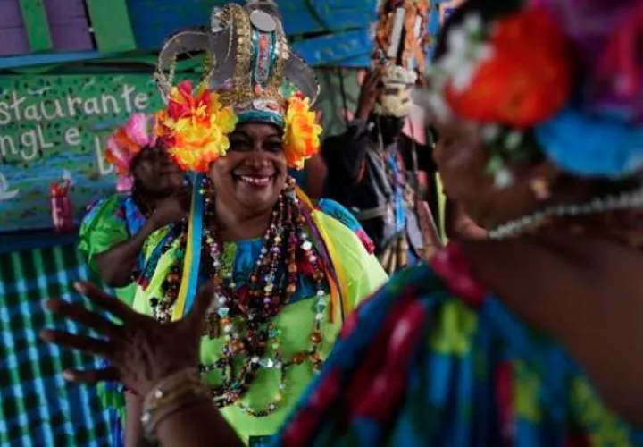 Mujeres vestidas con polleras mientras se preparan para el festival de la Pollera Congo. Foto: EFE