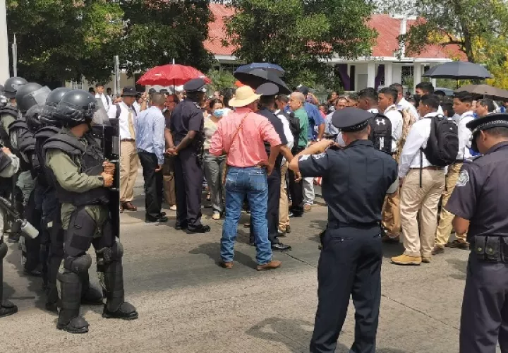 El primer día de clases los estudiantes, padres de familia y educadores del IPTV intentaron protestar exigiendo que se resuelvan sus necesidades. Foto. Melquíades Vásquez