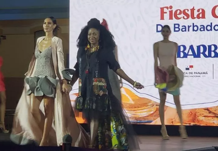 La diseñadora barbadense Pauline Bellamy junto a una modelo. Foto: Fanny Arias